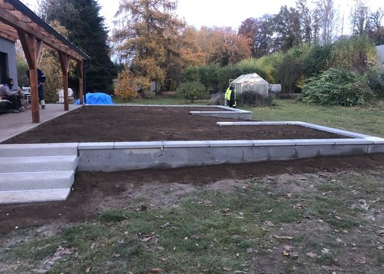 Výroba venkovní terasy 11 x 7 m včetně nových schodů s beton.základem