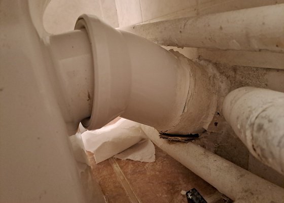 Výměna netěsnícího odpadu u WC + výměna baterie sprchy
