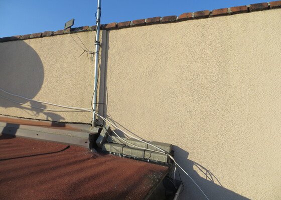 Oprava sádrokartonového stropu v koupelně po zatečení ze střechy + oprava okraje ploché střechy