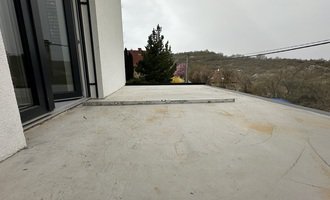 Pokládka dlažby na balkon - stav před realizací