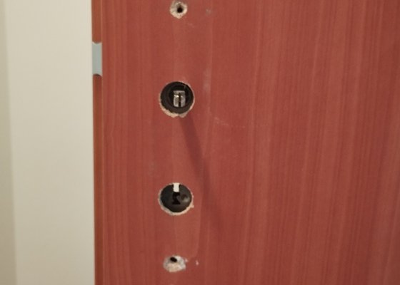 Oprava kliky na dveřích a přidělání části bezpečnostního zámku