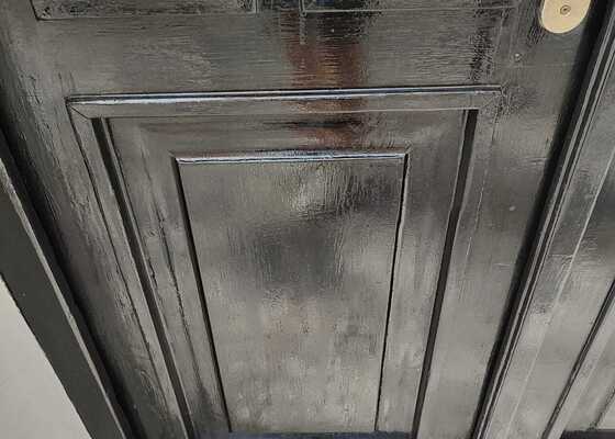 Oprava dřeveněných dveří (broušení, tmelení, natření)