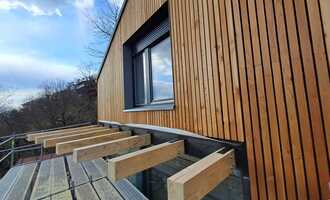 Dřevěná fasáda a atypické zastřešení terasy