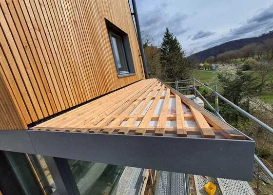 Dřevěná fasáda a atypické zastřešení terasy