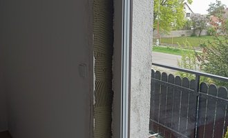 Zednické úpravy okolo okna po montáži
