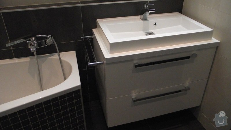 Hnědo béžová moderní koupelna, bílá kuchyně a obývací pokoj do hněda: karasova_big_02