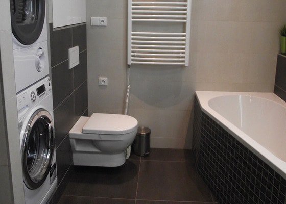 Hnědo béžová moderní koupelna, bílá kuchyně a obývací pokoj do hněda