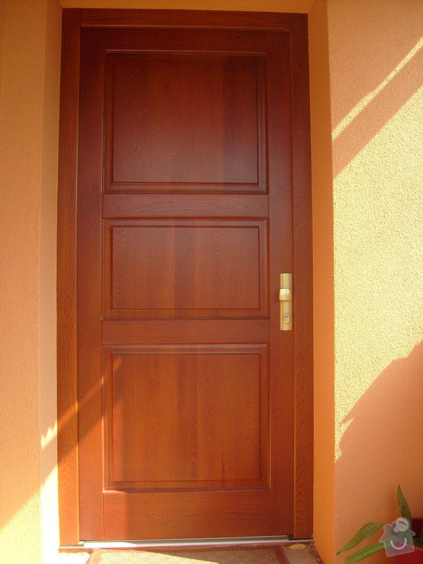 Vchodové dřevěné dveře, interiérové dveře, obklad betonového schodiště, kuchyňská linka: S6306179