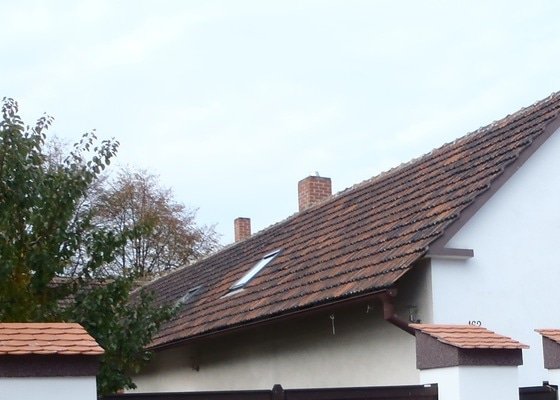 Rekonstrukce střechy s plány pro příčky v podkroví - stav před realizací