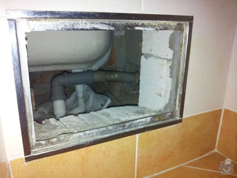 Oprava průsaku vody nejspíš z WC, panelový dům: IMG_20141110_185759