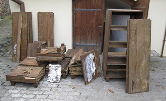 Sanaci dřevěných regálů v radniční vinotéce