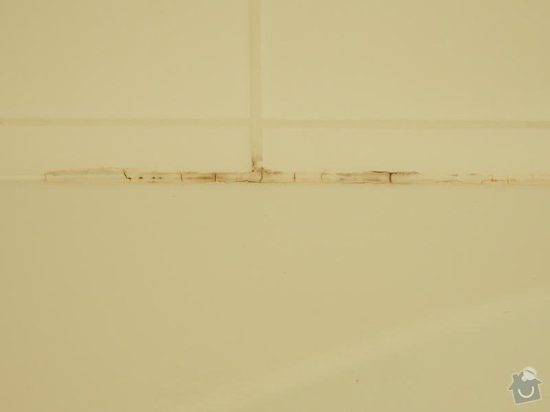 Oprava plesnivych spar v koupelne: vana_plisen