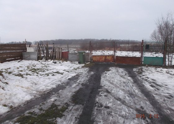 Vjezdová brána včetně přípravy plotových sloupků - stav před realizací