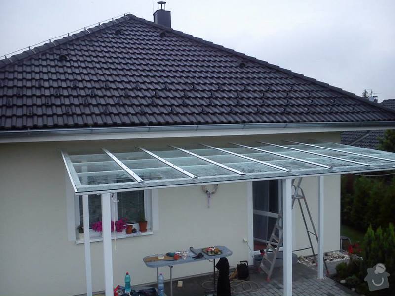 Zasklení střechy pergoly + skleněný obklad: pergola_bezpecnostni_sklo