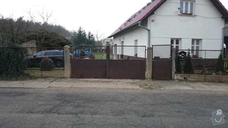 Plot,brána a okolí domu: vrata