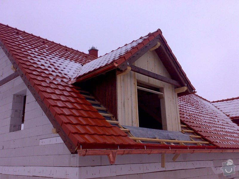 Střecha,arkýře,stropní trámy,dřevěný interier,schody: _000205_