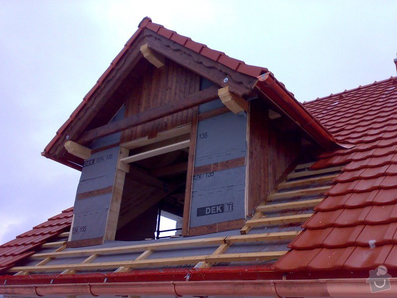 Střecha,arkýře,stropní trámy,dřevěný interier,schody: _000207_