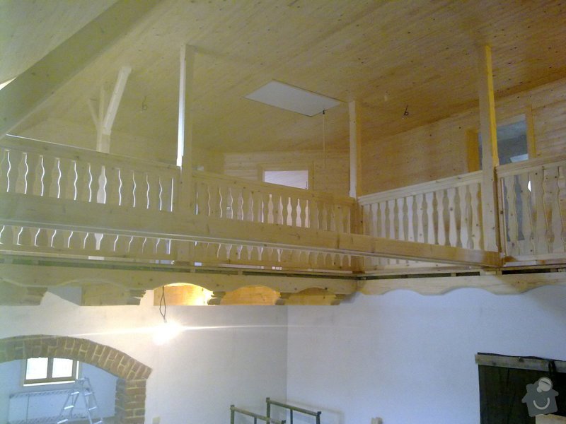 Střecha,arkýře,stropní trámy,dřevěný interier,schody: 18022011399