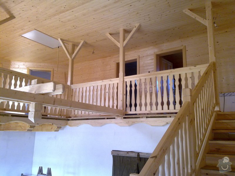 Střecha,arkýře,stropní trámy,dřevěný interier,schody: 25022011422