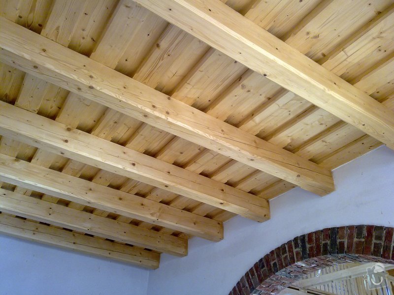 Střecha,arkýře,stropní trámy,dřevěný interier,schody: 25022011431
