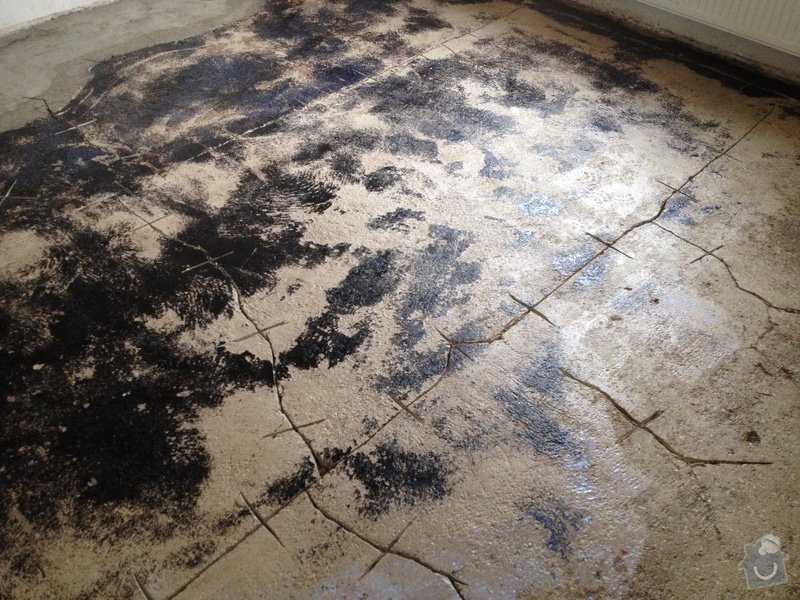 Úprava problematického betonu, vyrovnání podlahy, pokládka lepeného vinylu, obklad shodiště : IMG_3905