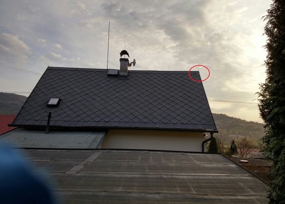 Upevnění uvolněné šablony střechy