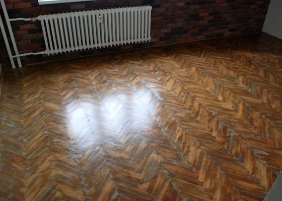 Renovace podlahy z dřevěných parket 18 m2