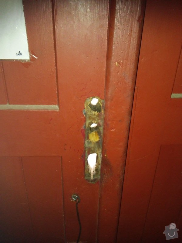 Oprava zámku u vstupních dřevěných dveří: dvere_1