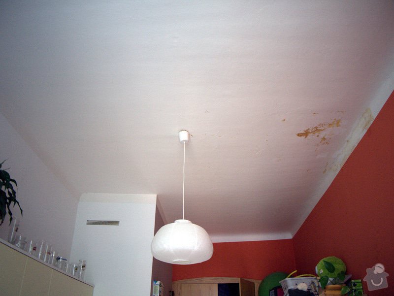 Oprava stropní omítky v činžovním domě a následné vymalování celého stropu: 4-P1040984