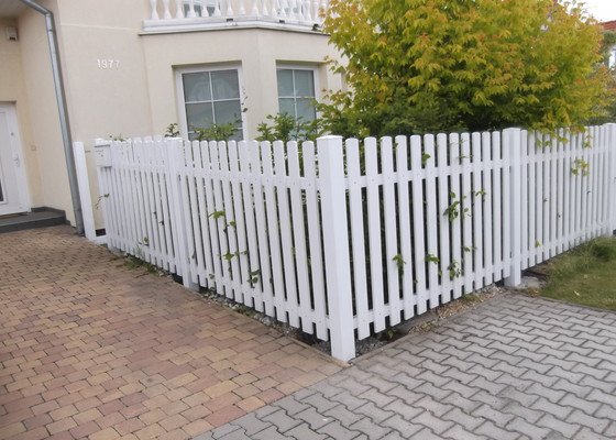 Dřevěný plot + sokl domu