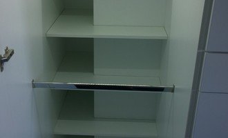 Ložnice podkroví - sestava skříní a komod
