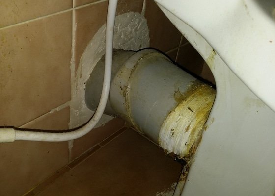 Instalatér - prosakování vody wc