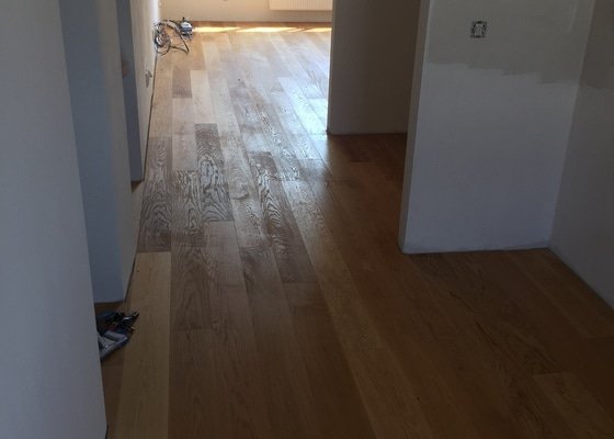 Dřevěná podlaha 70m2 - materiál + pokládka + nivelace