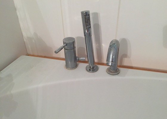 Výměna/oprava sprchové hadice u vestavné vany