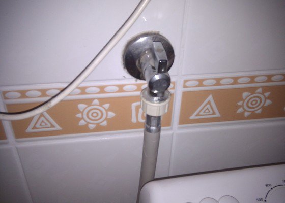 Výměna hadičky s přívodem vody u záchoda