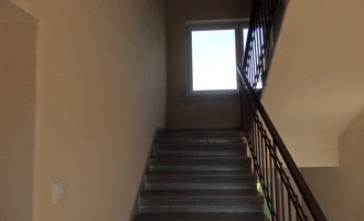 Malířské práce, 3 chodby a schodiště - stav před realizací