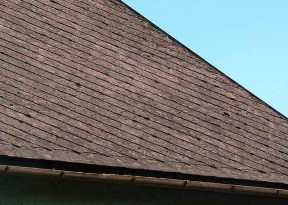 Opravu střechy na rodinném domě - stav před realizací