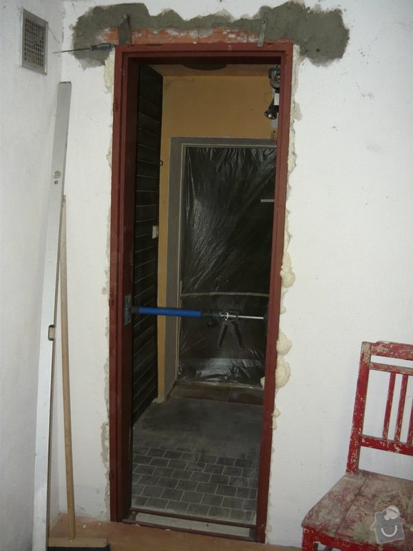 Proražení otvoru pro dveře, vsazení dveřního rámu: P1030243