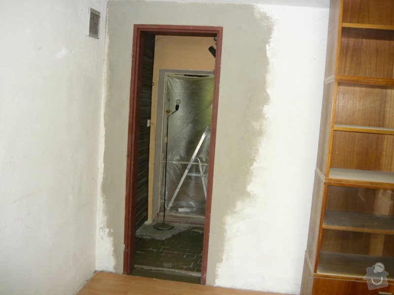 Proražení otvoru pro dveře, vsazení dveřního rámu: P1030247
