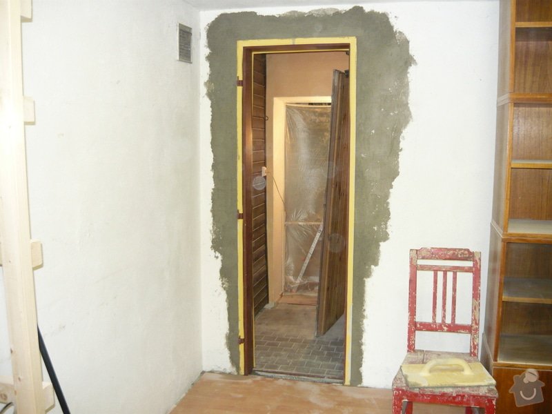 Proražení otvoru pro dveře, vsazení dveřního rámu: P1030245