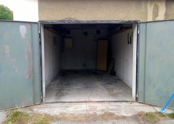 Oprava garážových vrat zasekávajících se o zárubně kvůli vydmuté podlaze - stav před realizací
