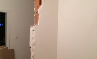 Opravu zdi, stropni omitku (cca 12 m2), opravu sadrokartonu, výmalbu - stav před realizací