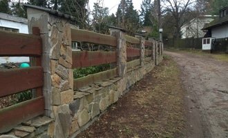 Dodělání obkladu plotové zídky - stav před realizací