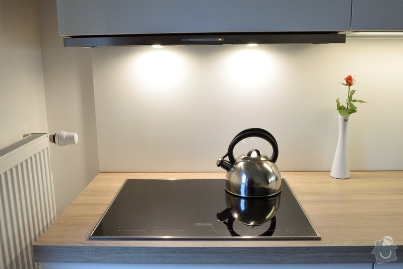Bezúchytová kuchyně s podsvíceným skleněným obkladem: DSC_0335