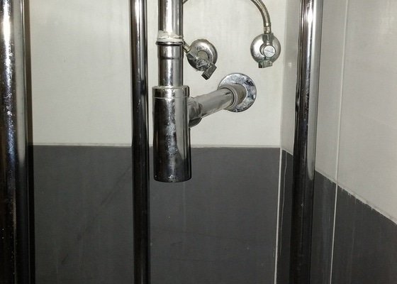 Montáž koupelnové skřínky (posunutí vody a odpadu)