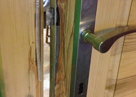 Truhlářské práce - oprava dveří
