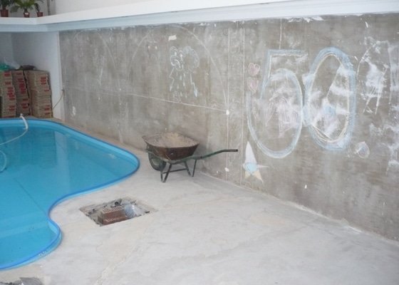 Obložení kolem bazénu s přilehlém sociálním zařízení