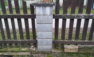 Oprava, přistavění a navýšení sloupků předního plotu - stav před realizací