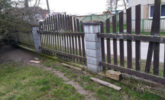Oprava, přistavění a navýšení sloupků předního plotu - stav před realizací