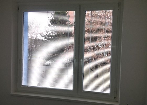 Horizontální žaluzie na plastová okna do dvou pokojů